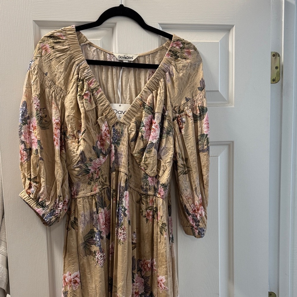NWT. DAVI & DANI sweet Floral Maxi Dress - Tan and Pink.